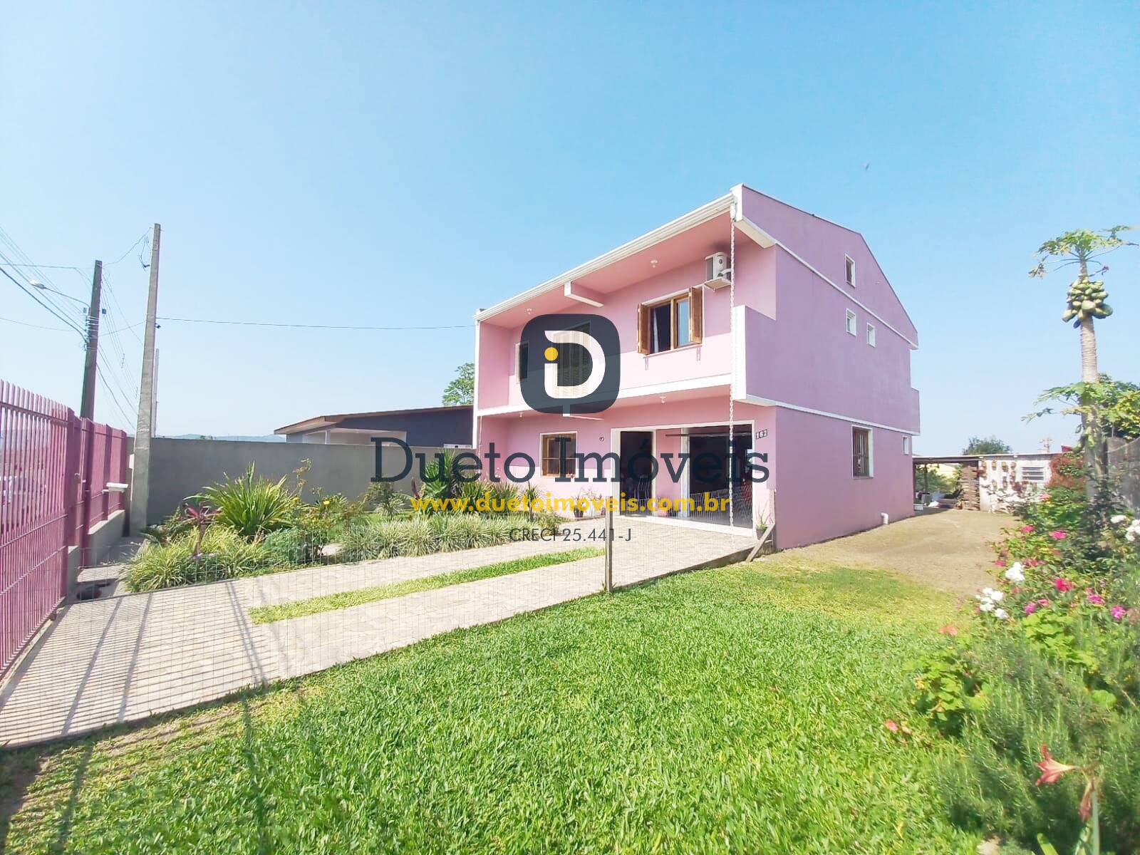 Ótima casa na Tancredo Neves!