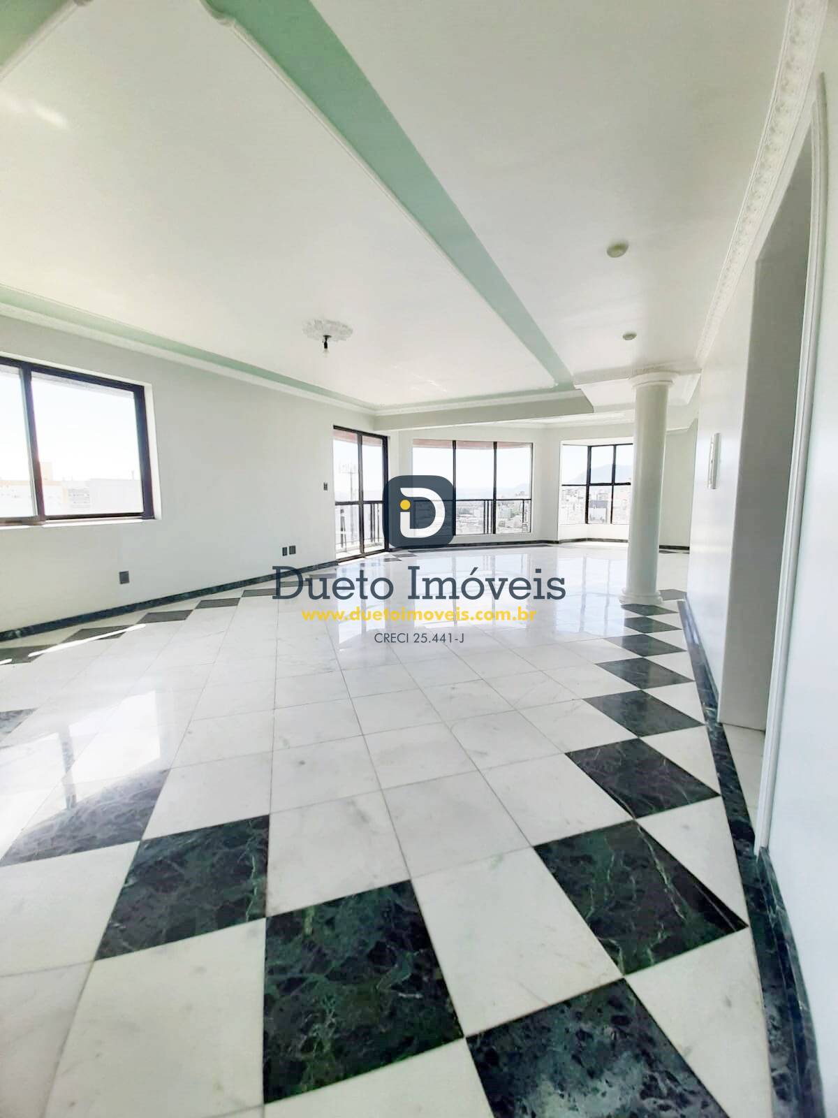 Belo apartamento localizado na Av. Presidente Vargas!!!