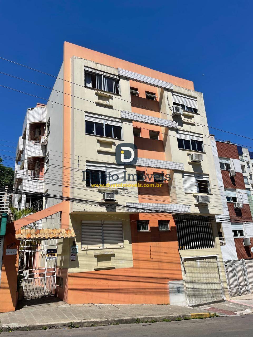 Excelente apartamento CENTRAL, AMPLO, 3 dormitórios, garagem e sacada!